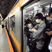 ゴールデンウィークの減便前、4月26日の中央線快速。結果的に減便前と変わらぬ混雑に見舞われ、今後の人流抑制に課題を残した。