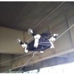 ワイヤ吊り下げ式ロボットを使って橋梁を点検