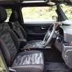 前席はスペースに不満なし。運転席はハイトアジャスター付き。