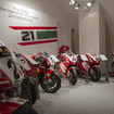 ドゥカティでスーパーバイク世界選手権を3度制したトロイ・ベイリスを称えるドゥカティ・ミュージアムの特別展「Troy Story: The Legend of a Champion」