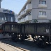 1000形電車（左）に連結されて展示されるト1号。自動連結器導入前に使われていたネジ式連結器の緩衝器（バッファー）が残っている（写真右手）。1000形は1973年に登場した静岡鉄道のステンレス車両だが、新鋭のA3000形投入により2016年から淘汰が始まり、現在は2両編成12本中、3本が残るのみ。