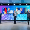 ボッシュのドレスデン工場稼働を記念したオープニングセレモニー。参加者が300mmウエハーを持って記念写真