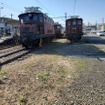 ED50形ED501（左前）とED29形ED291（右）。ともに昭和ひと桁の戦前生まれで、ED501は上田温泉電軌（後の上田交通真田線）から名古屋鉄道を経て岳南入りし、入換用として使用。ED291は豊川鉄道（飯田線豊川～大海間の前身）→国鉄の機関車で、岳南では貨物輸送の需要減少により予備車となっていた。