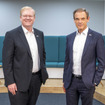 2022年1月1日付けでボッシュの新CEOに就任するシュテファン・ハルトゥング取締役。右はフォルクマル・デナー現CEO