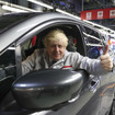 日産の英国サンダーランド工場を訪問したボリス・ジョンソン首相