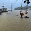 冠水した一畑電車北松江線美談駅の構内。