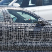 BMW 5シリーズ 次期型プロトタイプ。ボディサイドには「エレクトリックテスト車（EV）」の文字が（スクープ写真）