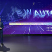 フォルクスワーゲングループの2030年までの中期経営戦略「NEW AUTO」のロゴと同社のヘルベルト・ディースCEO