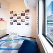 京急EXイン横浜駅東口の「京急電車プレイルーム」。同ホテルの京急川崎駅とともに、室内には800形のシートや駅の看板などが設置され、京急線を見下ろしながら電車おもちゃなどを楽しめる。