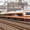 国鉄特急色のE653系。特急型電車が久しぶりに上野～青森間全線を走破する。車内では車内放送体験やヘッドマークとの記念撮影といったイベントも用意されている。