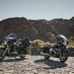 BMW R18トランスコンチネンタル（左）とBMW R18B