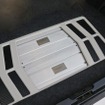 トランクルームのフロアにはデザインされたアンプラックを設置。ホワイトのパネルとパワーアンプのコーディネートが美しい。