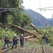 巨岩や倒木が多数線路を塞いでいる中央西線倉本～上松間の土砂流入現場。倉本駅（長野県上松町）では信号機器室の損傷も発生している。