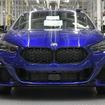 サンマリノブルーの「BMWインディビジュアル塗装仕上げ」が施された 2シリーズ・グランクーペ
