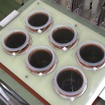 加熱されたオイルの中に試験瓶を入れ、冷却板をのせる