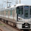京阪神の基幹路線であるJR京都線・JR神戸線を走る225系の新快速。コロナ禍の2020年度における近畿圏の利用率は、2015年度の65%に留まっている。
