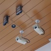 ナンバー認識用カメラ。店舗入口でナンバープレートを読取り。赤外線投光器で夜間も対応