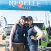 女性だけで競う「Rebelle Rally」を制したニーナ・バーロウとテラリン・ピーターライトの両選手とジープ・ラングラー 4xe