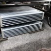 見どころとなったのがフロントシート下へのパワーアンプ×3台のインストール。前の2台は積み重ねて設置するスタイル。
