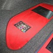 サイド部分に設置されるパネル面も赤の人工スエードでフィニッシュ。左右非対称のデザインも独特のムードを出す。