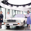 伊藤かずえの日産シーマ、レストア完成お披露目。向かって左から日産自動車マーケティング本部松村真依子、オーテックジャパンせいさんぎじゅつ・製造部松木良晃