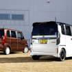 Honda N-BOX（左）とHonda N-BOX Custom（右）