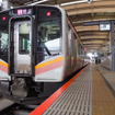 白新線のE129系普通列車。同線では12月25・26日に減便などの影響が出る。2020年1月1日、白新線新潟。