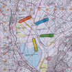 競技のための空域マップ。赤が離陸場所、青、緑、黄がゴール。どれを選ぶかはパイロット次第。
