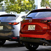 マツダ CX-5 改良新型（右・スポーツアピアランス）と従来モデル（左）