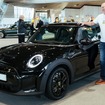 ドイツで2021年に1万台目となるMINIのEVの納車式