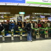 2000年2月25日、改札前で再開を待つ利用者たち。