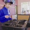 サービスステーションでドローン貸し出す様子