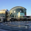 JR四国高松駅（2019年）。この右手に駅ビルが建てられる。瀬戸大橋線が開業するまでは宇高連絡船が発着する四国の玄関駅として名高かったが、近年はJR、私鉄、高速バス、フェリーも含めた公共交通の結節点として機能。体育館や大学の建設も計画されており、利用者の増加が見込まれている。