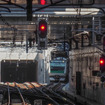 羽沢横浜国大駅の新横浜方。右は相鉄・JR直通線で相互乗り入れを行なっているJR東日本のE233系7000番台。左が「相鉄新横浜線」の羽沢トンネル。2019年12月31日。