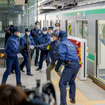 2021年12月に東京メトロで行なわれたホームドアを使用した異常時想定訓練。京王では2月に京王線飛田給（とびたきゅう）駅（東京都調布市）で同様の訓練を実施する予定。