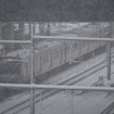 1月6日以来の大雪になりそうな東京23区内。写真は新宿駅で雪に煙る中央線快速電車。2022年1月6日。