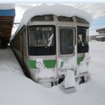 雪に埋まった721系電車。2022年2月6日、函館本線厚別駅。