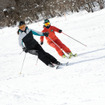 スキーを楽しむ今井優杏さんと根本風花さん