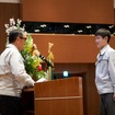 トヨタ工業学園卒業式　卒業生代表の渡邊瑠斗さん（右）と豊田章男社長