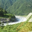 姫川沿いを北上する大糸線南小谷～糸魚川間。2020年度の輸送密度は2019年度より半減した50人に。2007年6月23日。
