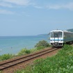 山陰本線出雲市以西の普通列車。同線は幹線ではあるものの、出雲市～小串・仙崎間の輸送密度は2000人未満。このうち益田以西は2020年度が200人台となり、JR北海道の根室本線釧路～根室間並となっている。