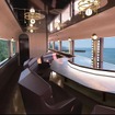 2人から利用できる定員8人のグリーン個室「Fiore Suite」がある3号車「陽華の章」。ソファが並ぶゴージャスな仕様で、個室とはいうもの、1両を貸し切る形となる。