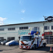 幹線道路から路地に入り突き当たりに広大な敷地を有する本社工場が現れる