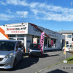 新車販売、新車リース（フラット7）、中古車販売を行う厚別通店。保険の専門スタッフも在籍