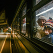 ウクライナ市民を乗せてポーセンドに到着した列車。パスポートコントロールをまつ親子（2月27日）。