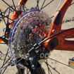 スムーズなシフトチェンジに定評のある9段変速のSHIMANO ALIVIOを採用。
