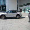 伊藤氏や豊永氏、日産のスタッフに見送られる出発式が行われた。