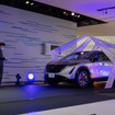 プロパイロットリモートパーキングを利用し、車外からのインテリジェントキー操作で、クルマを動かしていた。