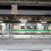 夜の余市駅で発車を待つ小樽行き普通列車。余市～小樽間は輸送密度が2000人/日を超えるものの、深夜の下り列車は1両でも閑散としている。2022年1月2日。