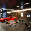 実車を見ることもでき、打ち合わせができるスペースも用意。気軽に店内に入ってゆっくりとくつろげる空間を目指しているとのこと。